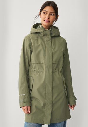 Chaqueta impermeable de color verde oliva con capucha, cintura ceñida, bolsillos laterales y puños abotonados. Fabricada con un tejido suave y duradero.