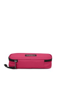 Portapenne rettangolare rosa con chiusura a zip, realizzato in tessuto resistente. Presenta un'etichetta con logo nera in alto e una superficie testurizzata.