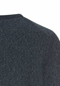 Sweter dzianinowy w ciemnoniebieskim odcieniu z teksturowanym wzorem. Z okrągłym dekoltem, wykonany z miękkiego materiału o delikatnym połysku.