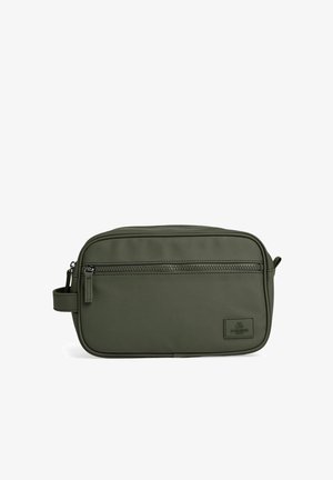 Trousse de toilette rectangulaire vert olive avec poche zippée à l'avant, poignée latérale et petit écusson logo dans le coin inférieur droit.