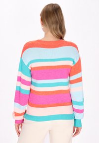 Maglione a righe multicolore con tonalità di arancione, rosa, blu e bianco. Texture a maglia, maniche lunghe e polsini a coste.