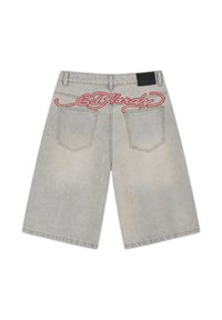 Jasnoszare szorty dżinsowe o szerokich nogawkach, z dwoma tylnymi kieszeniami, czarną metką na pasie i czerwonym, haftowanym logo "Ed Hardy" nad kieszeniami.