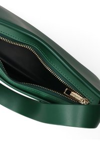 Borsa a tracolla verde in pelle con texture liscia, dettagli in oro sulla cerniera e fodera interna nera. Include una tracolla coordinata.
