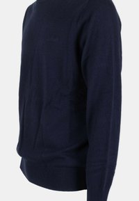 Maglione blu navy realizzato in tessuto lavorato a maglia, con scollo rotondo e polsini a costine. Logo in rilievo discreto sul petto.