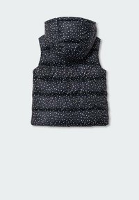 Černá péřová vesta s kapucí, s prošívaným designem a bílým skvrnitým vzorem. Materiál se jeví hladký a mírně lesklý.