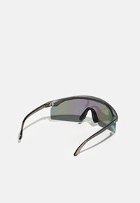 Ochelari de soare cu un design elegant și curbat, cadru gri, lentile gradate reflectorizante care afișează nuanțe verzi și mov, și brațe negre înguste.