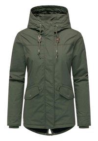 Giacca isolante verde oliva con cappuccio, stringhe regolabili, due tasche frontali e polsini a coste; presenta un orlo posteriore più lungo e una texture liscia.