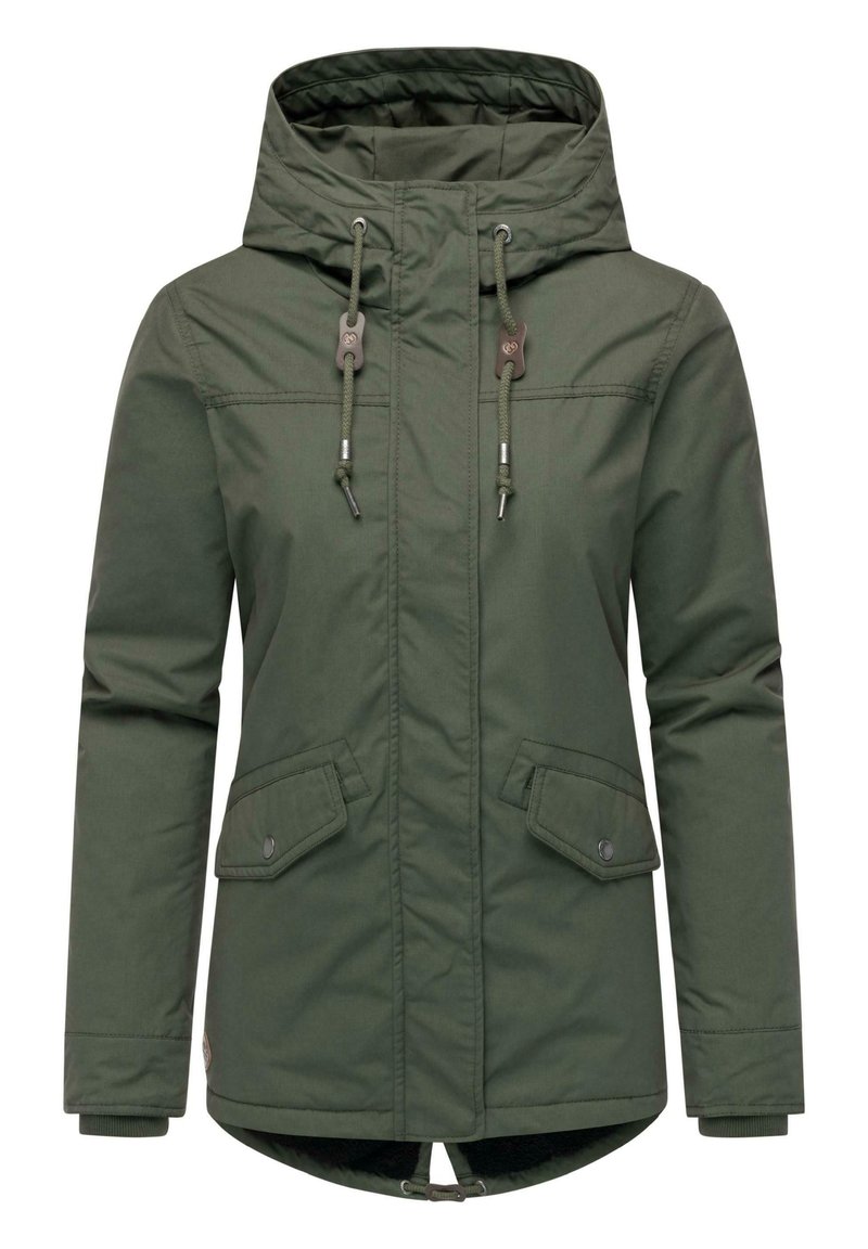 Giacca isolante verde oliva con cappuccio, stringhe regolabili, due tasche frontali e polsini a coste; presenta un orlo posteriore più lungo e una texture liscia.