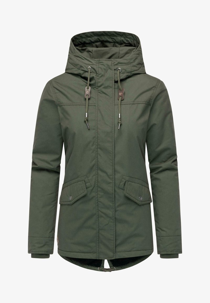 Giacca isolante verde oliva con cappuccio, stringhe regolabili, due tasche frontali e polsini a coste; presenta un orlo posteriore più lungo e una texture liscia.