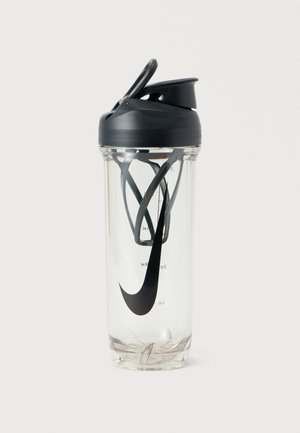Bouteille shaker en plastique transparent avec un bouchon et une poignée noirs, présentant un motif tourbillonnant noir à l'intérieur et un logo noir bien visible sur le côté.
