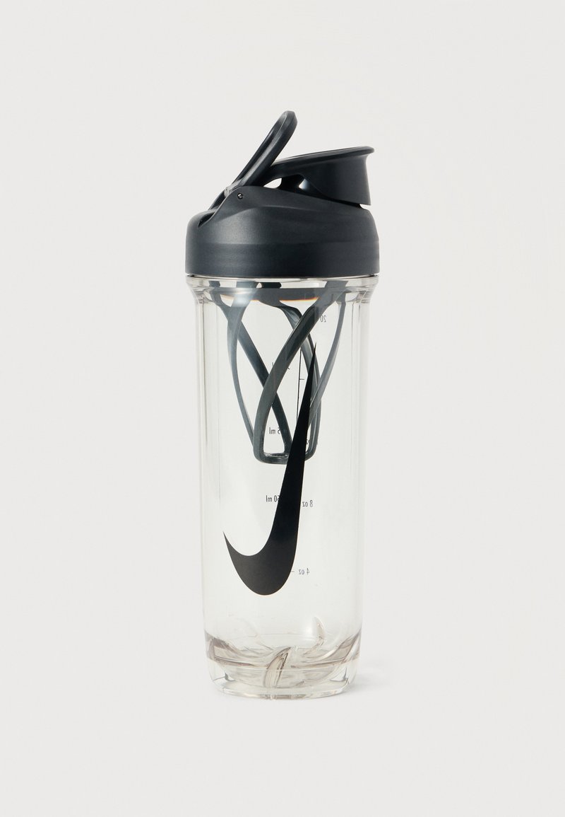 Bottiglia shaker trasparente in plastica con coperchio e manico neri, con un motivo nero a spirale all'interno e un logo nero prominente sul lato.