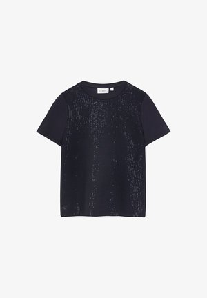 Czarna koszula z krótkim rękawem i okrągłym dekoltem, ozdobiona na przodzie rozmieszczonymi niewielkimi błyszczącymi cekinami.