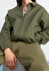 Nike Sportswear Lehká bunda - khaki