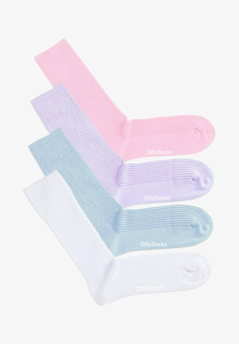 Zestaw czterech skarpetek z prążkowanym wzorem w pastelowych kolorach: różowym, lawendowym, jasnoniebieskim i białym. Miękka tkanina o gładkiej strukturze i zaokrąglony nosek.