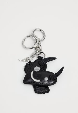 Svart lær hjerteformet nøkkelett med sølvdetaljer, broderte detaljer og små horn. Festet til en metalring og kjede.