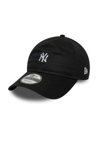 Sort baseball cap med justerbar rem, der har et hvidt broderet "NY" logo på fronten og en tekstureret skygge. Rund krone design.