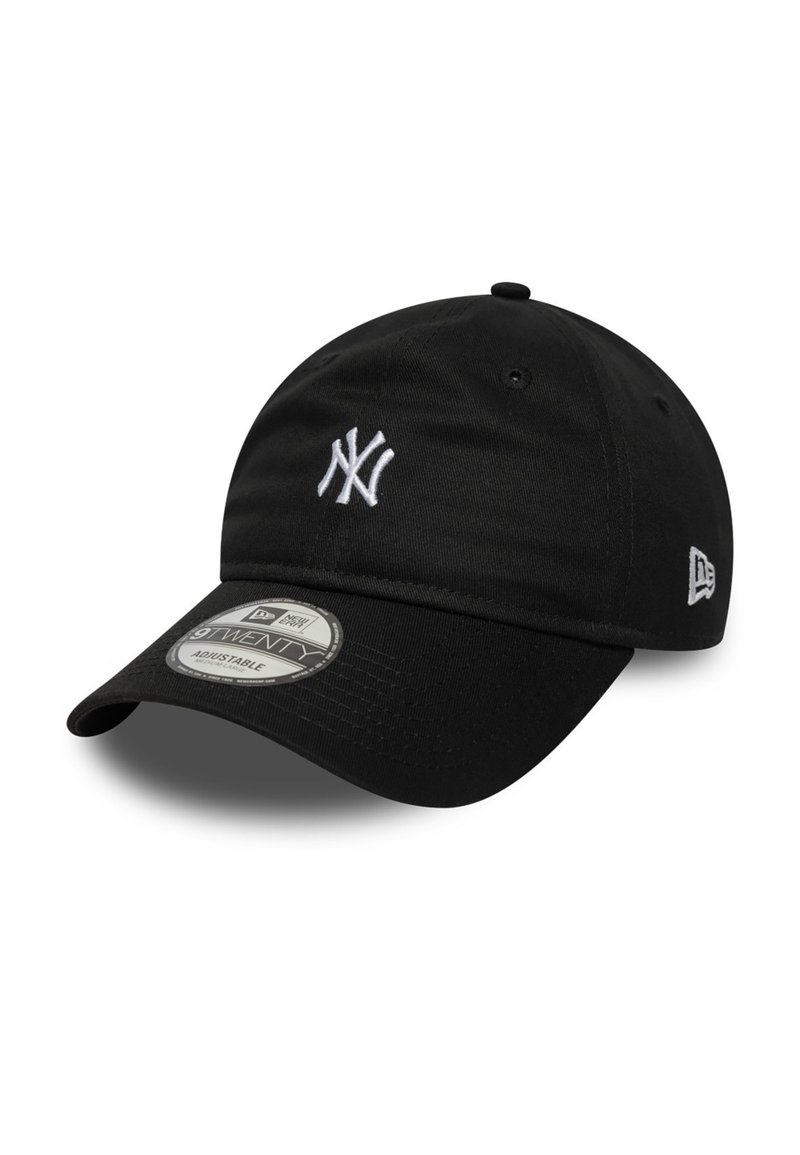 Sort baseball cap med justerbar rem, der har et hvidt broderet "NY" logo på fronten og en tekstureret skygge. Rund krone design.