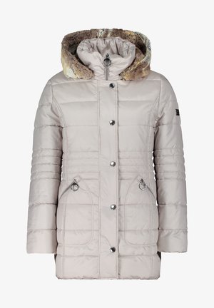 Lys beige pufferjakke med hætte foret med krea pels, lynlåslommer, trykknaplukninger og horisontalt quiltet design. Sølv farvet hardware detaljer.