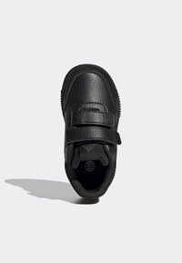 Černé tenisky vyrobené z texturovaného syntetického materiálu, s suchým zipem, kulatou špičkou a gumovou podrážkou s protiskluzovým vzorkem.