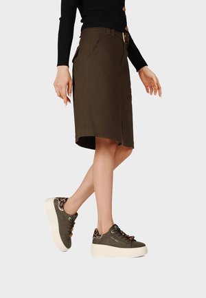 Queen Helena, X35-8 - Sneakers basse - verde