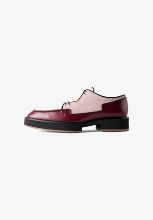 Bordeaux en roze leren schoen met een gestructureerde bovenkant, zwarte stiksels en een chunky rubberen zool. Heeft een unieke silhouette en ontwerpaccenten.