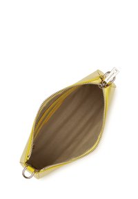 Pochette gialla e lucida con zip, dalla superficie liscia e rivestita all'interno. Presenta accessori in argento, tra cui un tirazip e un dettaglio a cerchio.