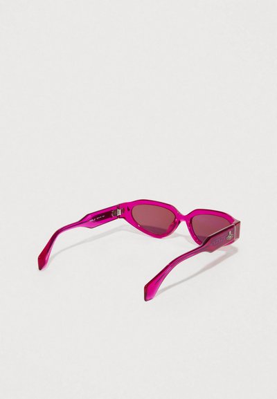 Óculos de sol transparentes rosa com uma estrutura elegante em forma de gato, apresentando lentes coloridas e um detalhe do logótipo na haste.