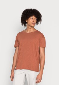 Nudie Jeans ROGER - T-shirt básica - terra