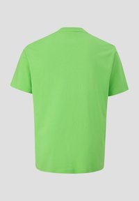 T-Shirt mit kurzen Ärmeln in leuchtendem Grün, aus Baumwolle gefertigt. Einfache runde Halslinie, glatte Textur und keine sichtbaren Muster oder Verzierungen.