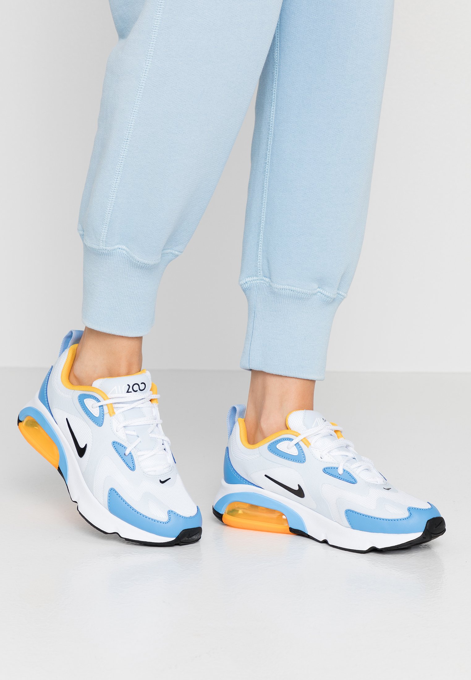 AIR MAX 200 - Baskets basses - white/black/half blue/university blue/university gold/pink blast AIR MAX 200 - Baskets basses - white/black/half blue/university blue/university gold/pink blast