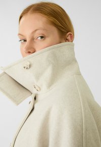 Stradivarius WITH A HIGH COLLAR AND LONG SLEEVES  - Giacca leggera - white