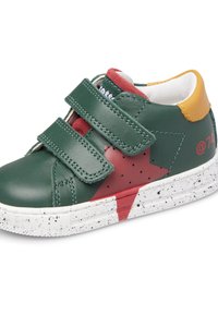 Baskets en cuir vert pour enfants avec un design d'étoile rouge, un onglet de talon jaune, une semelle blanche tachetée et deux bandes Velcro pour la fermeture.