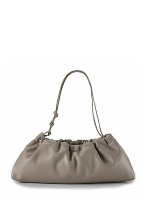 Bolso de hombro de cuero taupe suave con parte superior fruncida, correa desmontable y nombre de la marca sutilmente grabado en relieve en el frente.