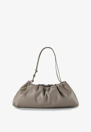 Weiche Schultertasche aus taupefarbenem Leder mit gerafftem oberen Teil, abnehmbarem Riemen und dezent geprägt eingraviertem Markennamen auf der Vorderseite.