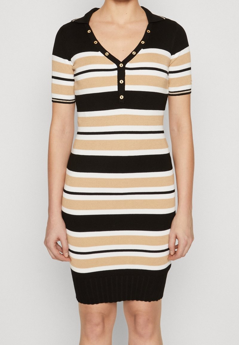 Abito polo in maglia con maniche corte, caratterizzato da righe orizzontali in nero, beige e bianco. Accenti di bottoni dorati notevoli sul colletto.