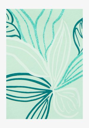 Abstracte bladerenpatronen in teal en wit met turkoois glitteraccenten op een lichtgroene stoffen achtergrond.