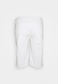 Short en jean blanc longueur genou avec passants de ceinture et deux poches arrière, vu de dos sur fond blanc.