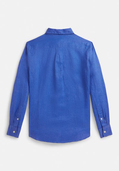 Zila garām piedurknēm krekls no teksturēta auduma ar apkakli, aproču pogām un izliektu malu apakšā. Skats no aizmugures.