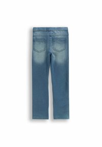 Jasnoniebieskie dżinsy z pasem, dwiema tylnymi kieszeniami oraz lekko wyblakłym efektem ku dołowi, o dopasowanym i strukturalnym kroju.