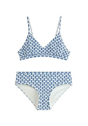 Biały komplet bikini z niebieskim kwiatowym wzorem, składający się z trójkątnego topu z cienkimi ramiączkami oraz dopasowanych majtek o średnim stanie.