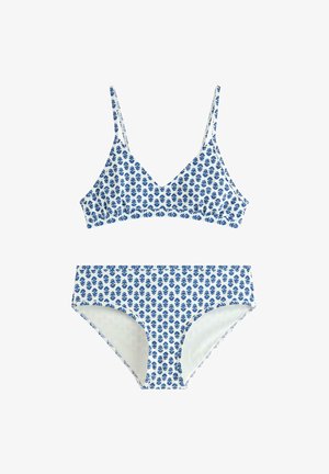 Hvid bikinisæt med blåt blomsterprint, der består af en trekants-bh med tynde stropper og matchende trusser i mellemhøjt snit.