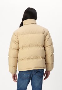 Tommy Jeans MIX ALASKA - Ziemas jaka - gentle gold