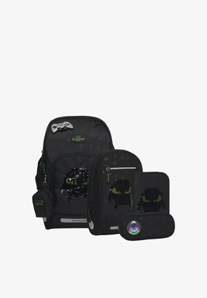 Schwarzes Beckmann-Rucksack-Set mit Design eines Monsters mit grünen Augen, bestehend aus großem und kleinem Rucksack, Federmäppchen und passendem Organizer.