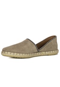 Zapatos slip-on de ante en tono topo con suela de yute trenzada, que presentan un sutil acento metálico a lo largo del borde superior y una textura suave.