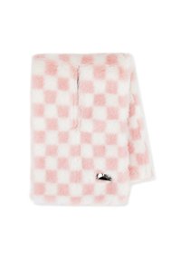 Coperta in finta pelliccia con un motivo a quadri rosa e bianco. Texture morbida con un accento di hardware argento lucido nell'angolo.