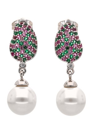 Zilveren oorbellen met druppelvormige bovenstukken bezet met groene en roze edelstenen, elk met een grote ronde witte parel die eraan hangt.