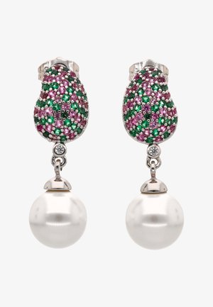 Ezüst fülbevalók csepp alakú tetejükkel, melyeket zöld és rózsaszín drágakövek díszítenek, mindegyikből egy nagy, kerek fehér gyöngy lóg.
