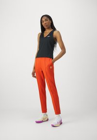 Nike Performance HERITAGE PANT - Treniņtērpa apakšdaļas - rust factor