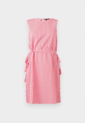 Robe sans manches à carreaux vichy rouge et blanc avec une taille cintrée et des liens sur les deux côtés.