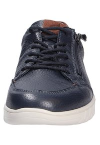 Marineblaue Ledersneaker mit strukturiertem Finish, runder Zehenpartie und weißer Gummisohle. Mit Schnürsenkeln und seitlichem Reißverschluss für einfaches Anziehen. Brauner Akzent am Kragen.